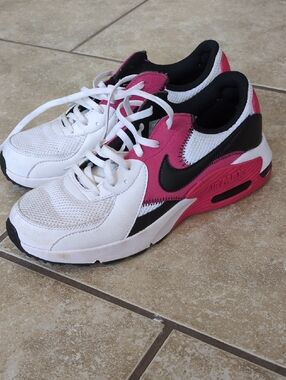 Nike Air Max Excee, featuring a White/Rush Pink colorway